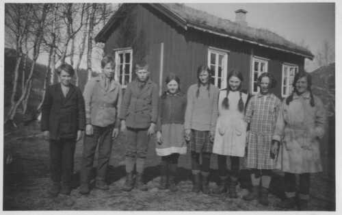 Elever oppstilt til fotografering foran Frostmo skolehus i 1931.  Fra venstre: Edvin Freding, Hans N