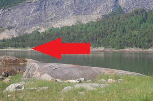 The arrow shows the direction of the ice movement.